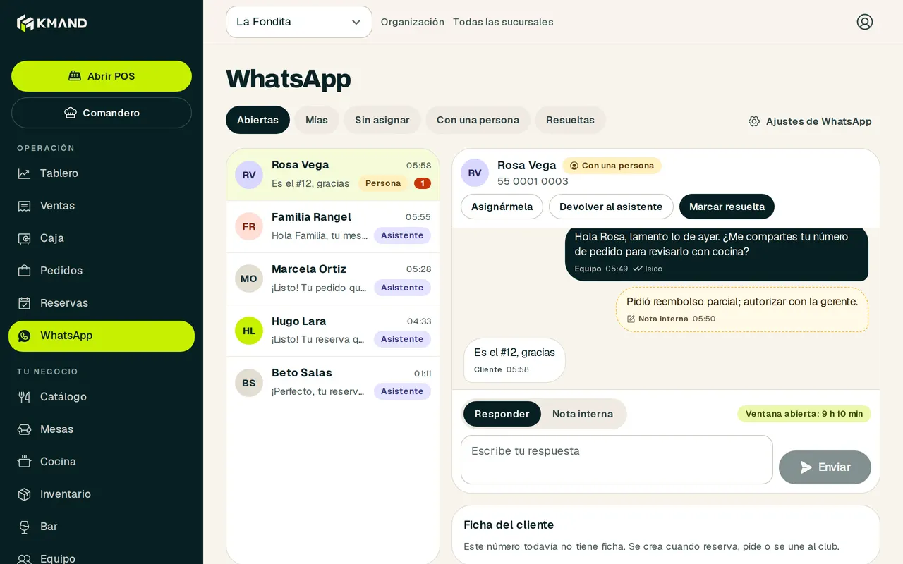 Bandeja de WhatsApp con conversaciones de ejemplo